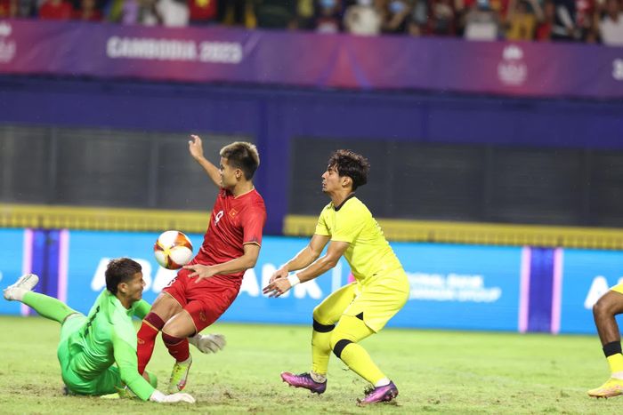 Nhưng ngay sau đó, Văn Tùng đã lao lên đá bồi và thành công mở tỷ số cho đội tuyển U22 Việt Nam. Ảnh: Hoàng Linh