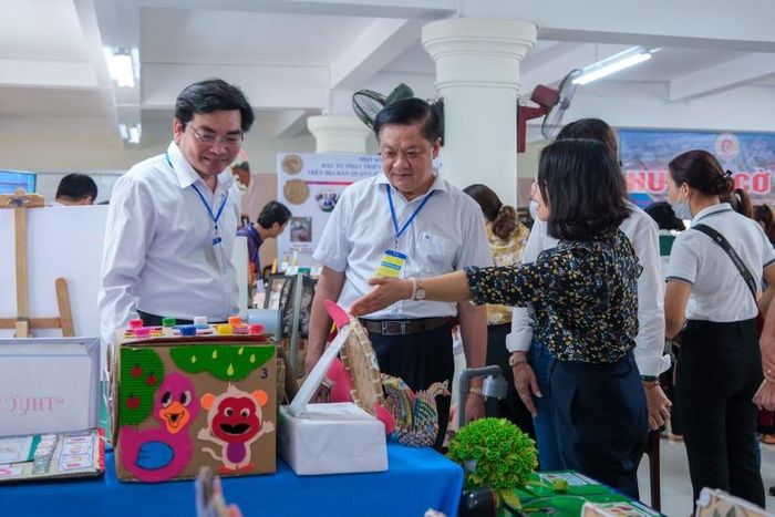 Lãnh đạo thành phố tham quan trưng bày sản phẩm giáo dục minh họa kết quả thực hiện Nghị quyết số 29-NQ/TW.