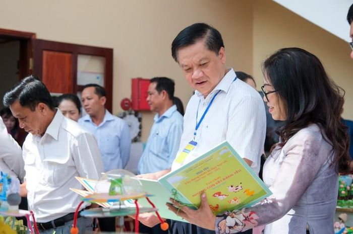 Lãnh đạo thành phố cùng các đại biểu tham quan các khu trưng bày sản phẩm giáo dục.