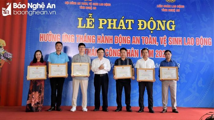 Đồng chí Bùi Đình Long - Phó Chủ tịch UBND tỉnh trao Bằng khen của Ủy ban nhân dân tỉnh cho 6 doanh nghiệp có thành tích xuất sắc trong công tác đảm bảo an toàn vệ sinh lao động năm 2022. Ảnh: Minh Quân