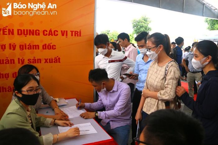 Lao động trẻ tìm vị trí việc làm phù hợp tại hội chợ kết nối do các doanh nghiệp cần tuyển dụng tham gia khảo sát, giới thiệu. Ảnh: Nguyễn Hải