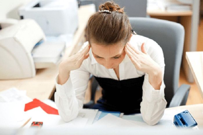 Thường xuyên căng thẳng: Khi cơ thể rơi vào trạng thái căng thẳng sẽ kích hoạt giải phóng một loại hormone gọi là cortisol vào cơ thể. Mức cortisol cao hơn có thể dẫn đến tăng cân, đặc biệt là trọng lượng mỡ ở vùng bụng. Ảnh minh họa