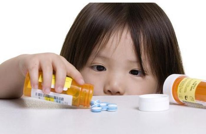 Lạm dụng thực phẩm chức năng quá nhiều dễ gây nguy hiểm cho trẻ. (Ảnh minh họa)