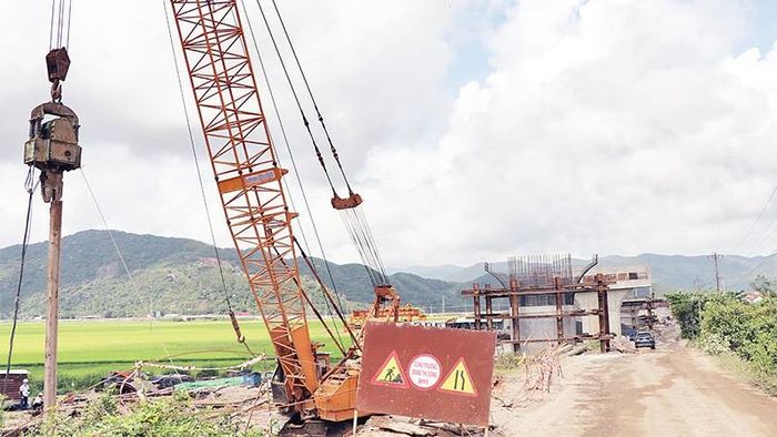 Thi công đường đấu nối từ Khu công nghiệp Hòa Tâm (Khu kinh tế Nam Phú Yên) với Quốc lộ 1 vào đường bộ cao tốc bắc-nam sau khi được bàn giao mặt bằng.