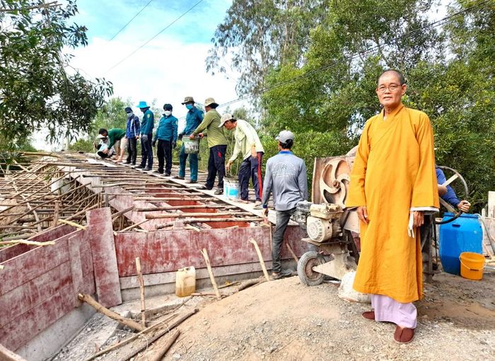 Ban trị sự Giáo hội Phật giáo Việt Nam huyện Tân Thạnh đã tích cực vận động các tăng ni, phật tử, mạnh thường quân đóng góp xây cầu.