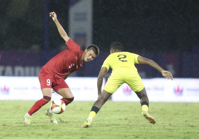 Vượt qua Malaysia, U22 Việt Nam (áo đỏ) giành quyền vào bán kết sớm 1 vòng. Ảnh: CTV.