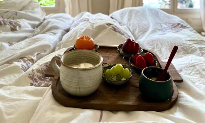 Bữa sáng yêu thích của Hồng Nhung bao gồm trái cây, sữa chua không đường và ngũ cốc.