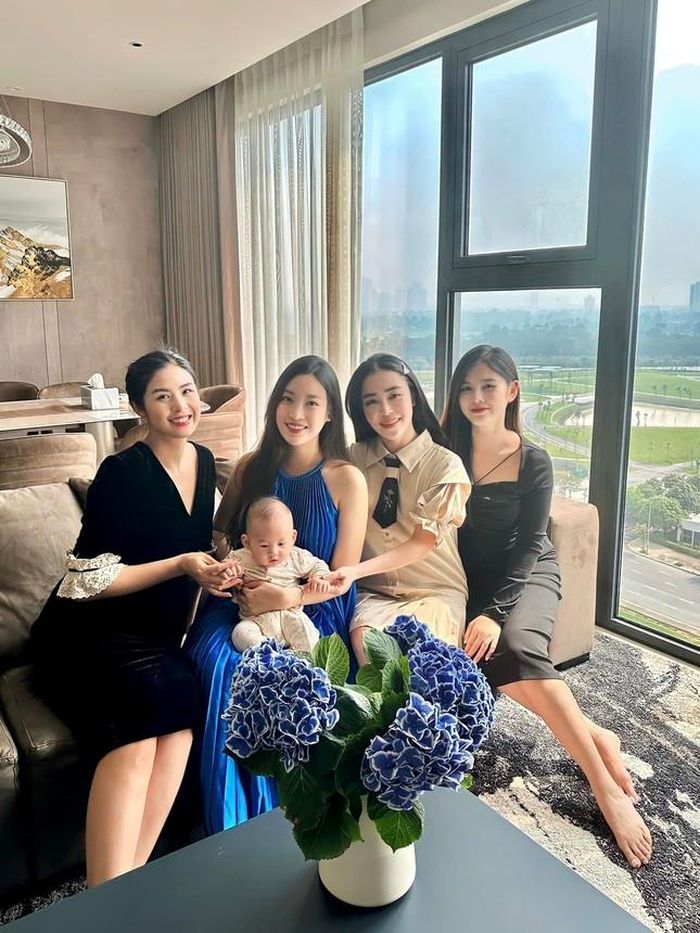 Nàng hậu luôn khéo léo che chắn khi chụp ảnh.