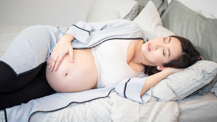  Vị trí đặt gối rất quan trọng để có giấc ngủ ngon. Nhiều bác sĩ khuyên mọi người nên kê một chiếc gối giữa hai chân khi nằm nghiêng. Ảnh: Mom. 