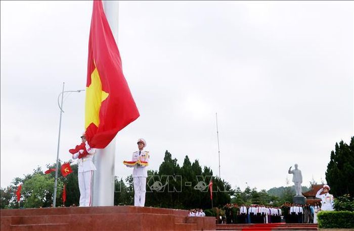 Lễ Thượng cờ kỉ niệm 62 năm ngày Bác Hồ về thăm huyện đảo Cô Tô. Ảnh TTX