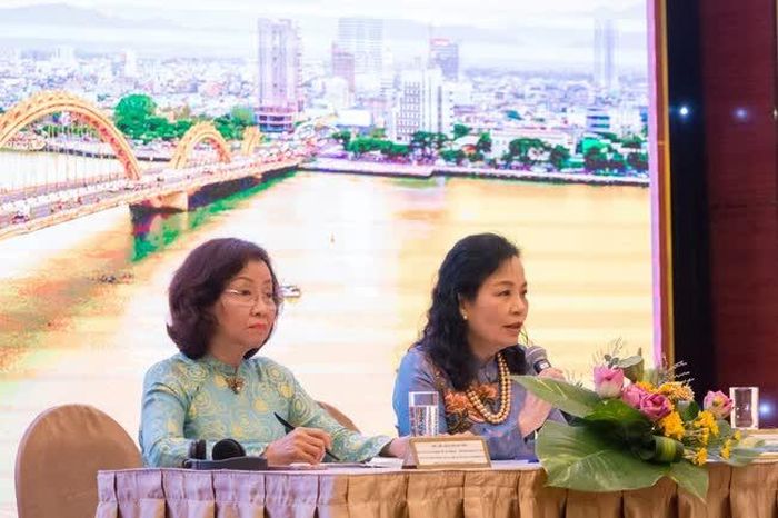 Từ trái qua: Bà Ngô Thị Kim Yến - Phó Chủ tịch UBND TP. Đà Nẵng, Trưởng BTC và TS Ngô Phương Lan - Chủ tịch Hiệp hội Xúc tiến Phát triển Điện ảnh Việt Nam (VFDA), Đồng Trưởng BTC, Giám đốc LHP tại Họp báo