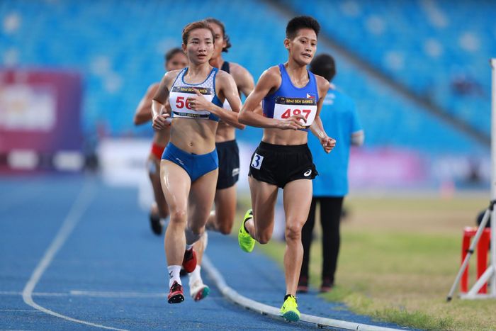 Ngay 18 giờ 15, tại đường chạy chung kết nội dung 1.500m nữ, Nguyễn Thị Oanh đã vượt trội ngay từ vòng chạy đầu tiên và dễ dàng bứt tốc, bỏ xa các đối thủ để về đích... một mình. Với thành tích này, Nguyễn Thị Oanh đã bảo vệ thành công "ngôi hậu" điền kinh nội dung 1.500m nữ tại đấu trường SEA Games.