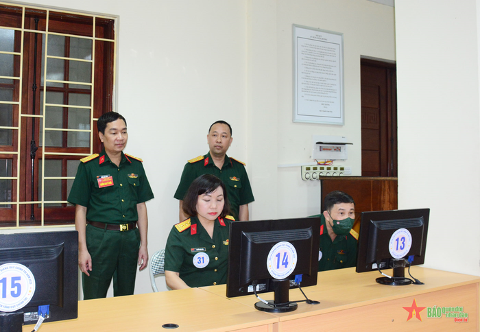 Các thí sinh thực hành thi nhận thức chung trên máy tính. 