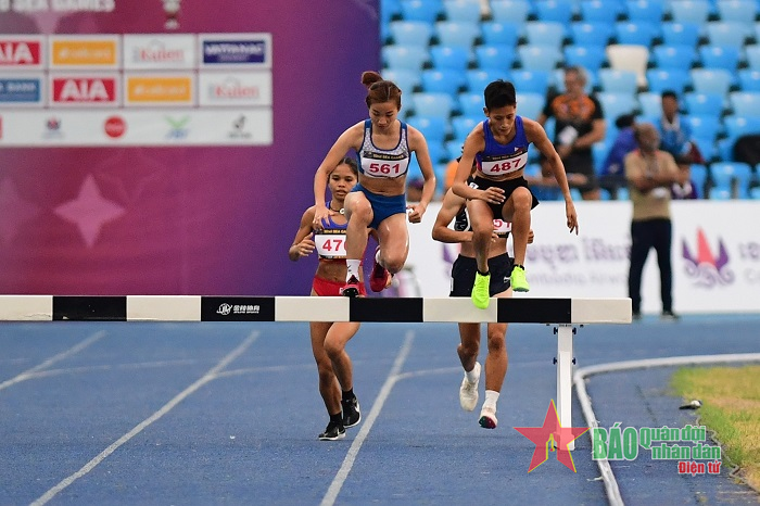 Nguyễn Thị Oanh thi đấu ở nội dung 3.000m vượt chướng ngại vật nữ.