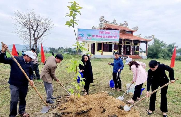 Người dân thôn La Bông (xã Hòa Tiến) trồng cây xanh bảo vệ cảnh quan đình làng.