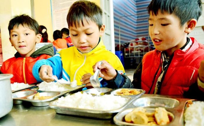 Bữa cơm đủ chất dinh dưỡng, bảo đảm sức khỏe học tập.