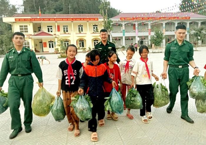 Bộ đội tặng rau cho trường.