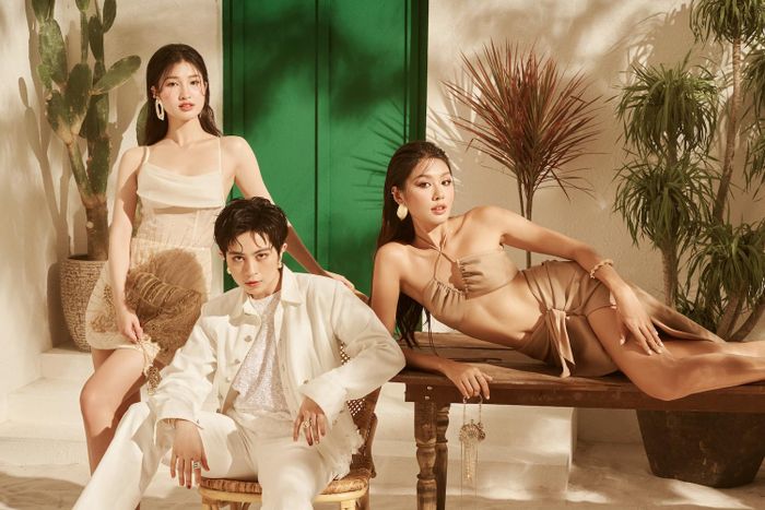 Với BST Rhythm, NTK mong muốn đánh dấu bước đột phá trong phong cách thiết kế, đem tới những trang phục kết hợp giữa nghệ thuật và tính ứng dụng cao.