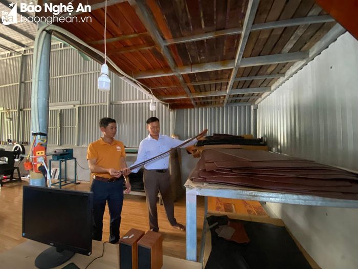 Mô hình anh Trần Văn Thế Đàn ở xóm Đông Thịnh, xã Giang sơn Đông vay 100 triệu đồng sản xuất thắt lưng da tạo việc làm thường xuyên cho 3 lao động. Ảnh: Thu Huyền