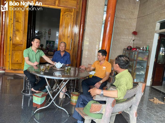 Cán bộ xóm, tổ vay vốn thăm gia đình ông Đặng Bá Tân ở xóm Đông Thịnh, xã Giang Sơn Đông. Ảnh: Thu Huyền