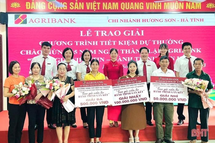 Lãnh đạo Agribank Hương Sơn trao thưởng cho các khách hàng may mắn trúng thưởng.