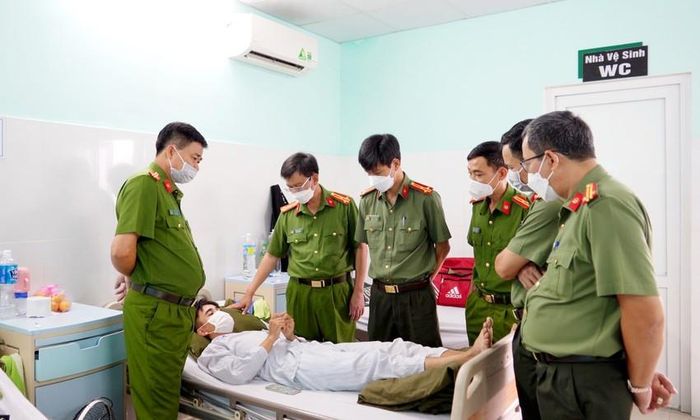 Lãnh đạo Công an tỉnh Kon Tum thăm Hạ sĩ Bloong Điệp tại bệnh viện. Ảnh: CACC.
