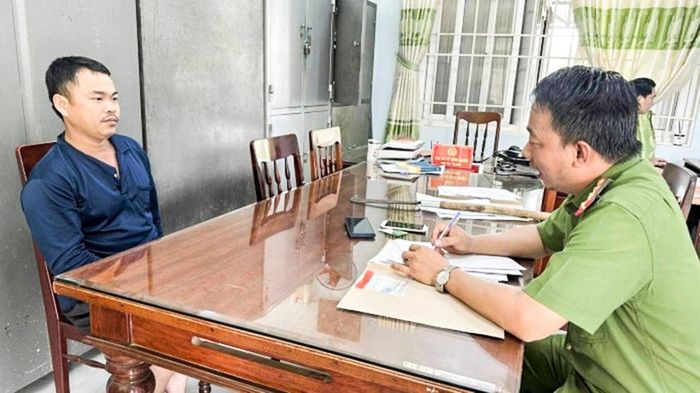 Cảnh sát lấy lời khai Dương Đại. Ảnh: Công an cung cấp.