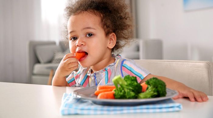  Trẻ 1 tuổi nên ăn khoảng 4-5 bữa ăn mỗi ngày ngoài bú sữa mẹ hoặc uống sữa công thức. Ảnh: Thebump. 