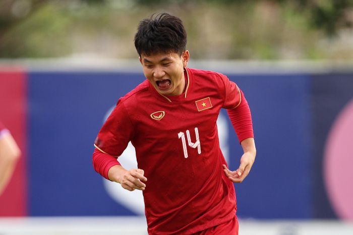  Nguyễn Thanh Nhàn, Hồ Văn Cường, Nguyễn Văn Trường và Nguyễn Đức Phú cũng tráo số áo với nhau. Số áo thi đấu chính thức của các cầu thủ này lần lượt là 11, 13, 14 và 18. 