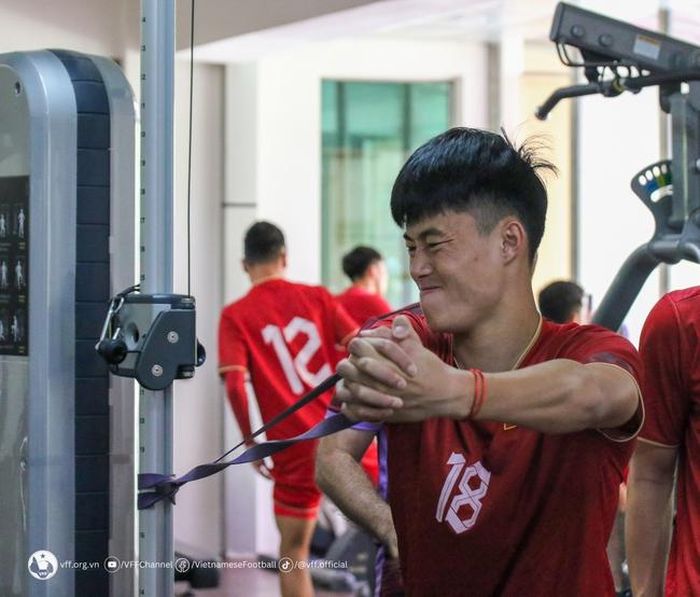 HLV Troussier cho học trò dưỡng sức trước trận đấu tranh ngôi nhất, nhì bảng B với U22 Thái Lan.Ảnh: VFF