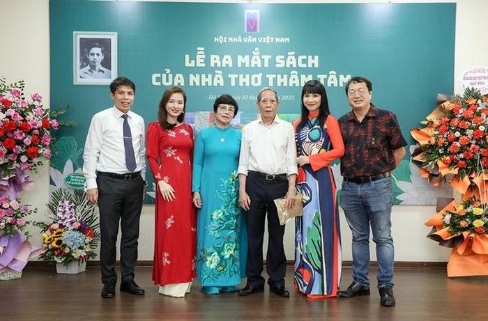 Gia đình cố nhà thơ Thâm Tâm: Ông Nguyễn Tuấn Khoa cùng vợ - bà Nguyễn Ngọc Mỹ (thứ 3 từ trái sang) và các con