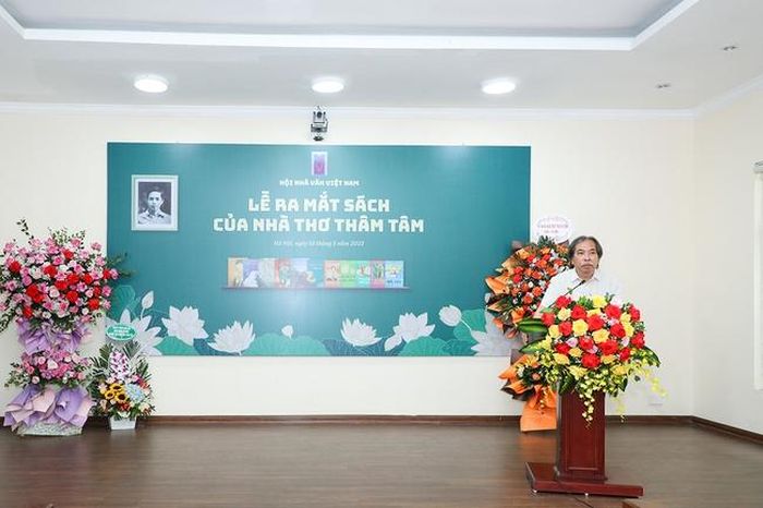 Nhà thơ Nguyễn Quang Thiều phát biểu tại lễ ra mắt