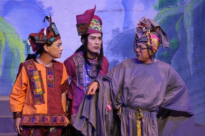 Quốc Thịnh (bìa trái), Quang Thảo và Trung Dân (bìa phải) tung hứng ăn ý, tạo tiếng cười ý vị