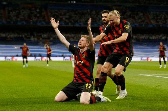 Kevin De Bruyne gỡ hòa cho Man City bằng một pha lập công đẹp mắt.