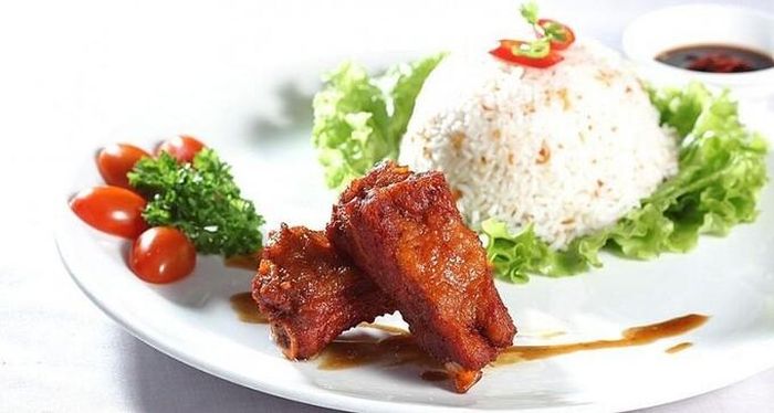  "Cơm tấm là món ăn truyền thống của Việt Nam, thường được bán dưới dạng thức ăn đường phố. Món được nấu từ những hạt gạo bị vỡ và không hoàn hảo mà theo truyền thống được bỏ đi sau quá trình xay xát, nhưng ngày nay là món ăn đặc trưng ở TP HCM", Taste Atlas viết. 