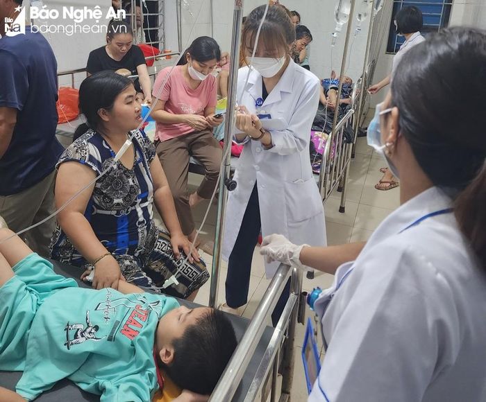 Cấp cứu, điều trị cho trẻ bị ngộ độc thực phẩm. Ảnh: Chi cục ATVSTPNA
