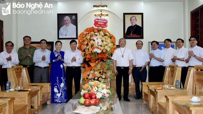 Lãnh đạo tỉnh Nghệ An tặng hoa chúc mừng tân Giám mục Chính tòa Giáo phận Hà Tĩnh. Ảnh: Công Kiên