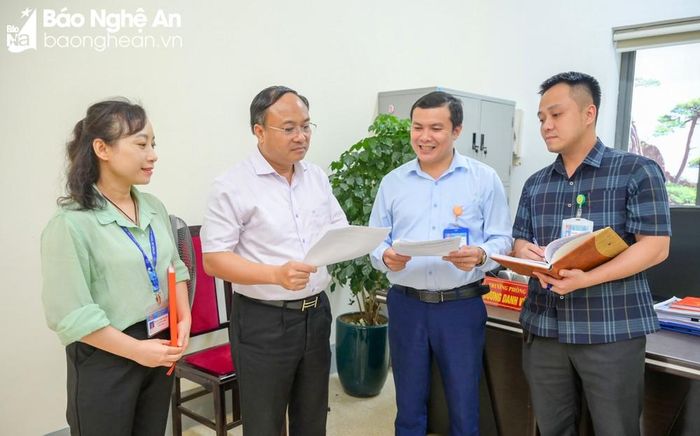 Đồng chí Nguyễn Viết Hưng - Giám đốc Sở Nội vụ trao đổi công việc với cán bộ các phòng, ban. Ảnh: Thành Cường