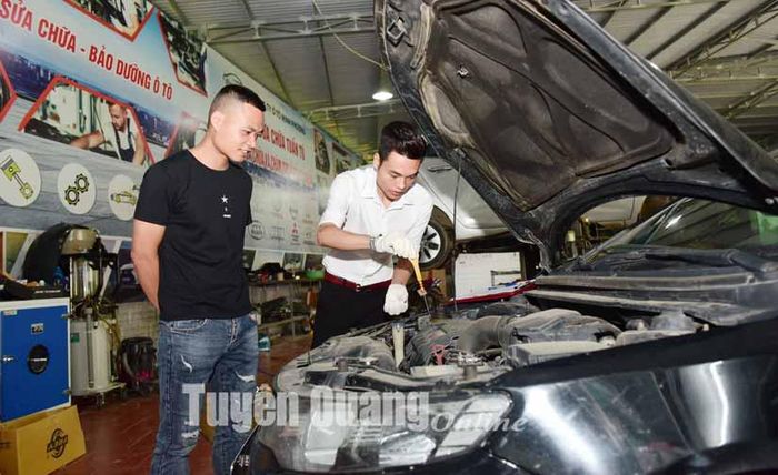 Nhân viên Salon ô tô Minh Phương tư vấn các dịch vụ sửa chữa, bảo dưỡng tại cửa hàng.