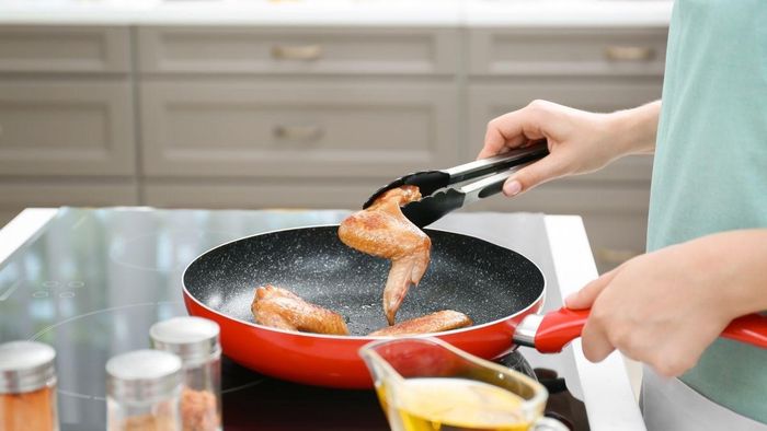  Thịt gà nên được chế biến và tiêu thụ nhanh chóng, tránh để dài ngày. Ảnh: CNN. 