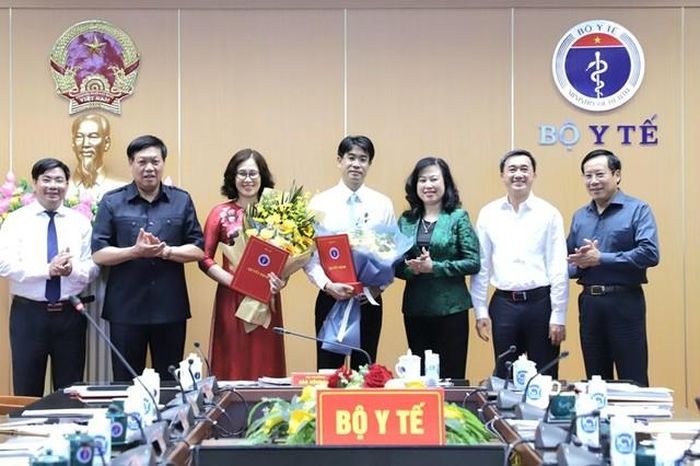 Bộ trưởng Đào Hồng Lan cùng các đồng chí Thứ trưởng Bộ Y tế Đỗ Xuân Tuyên, Trần Văn Thuấn, Lê Đức Luận, Vụ trưởng Vụ Tổ chức cán bộ Nguyễn Hồng Sơn chúc mừng các đồng chí tân Phó Cục trưởng Cục Quản lý môi trường y tế.