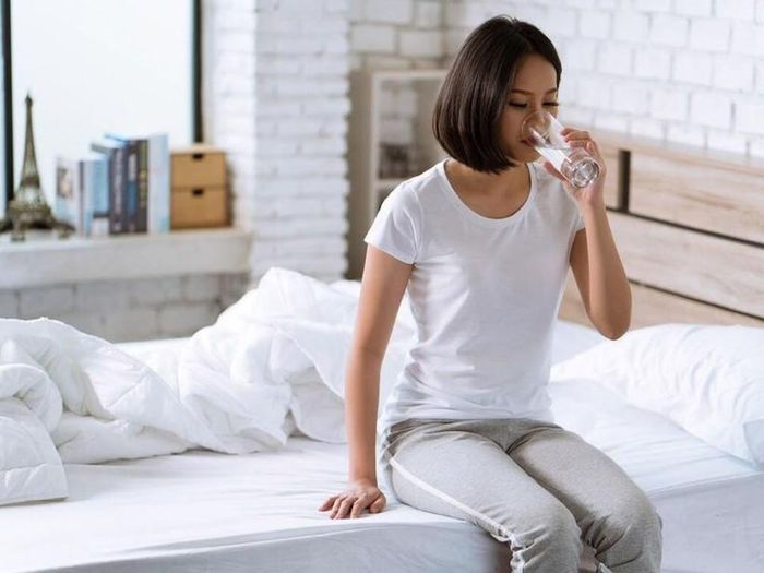 Uống một ly nước ngay khi thức dậy buổi sáng là cách hoàn hảo để bắt đầu ngày mới. Ngoài việc giúp bổ sung nước, nó cũng làm cho bạn cảm thấy tươi vui hơn và tràn đầy năng lượng.