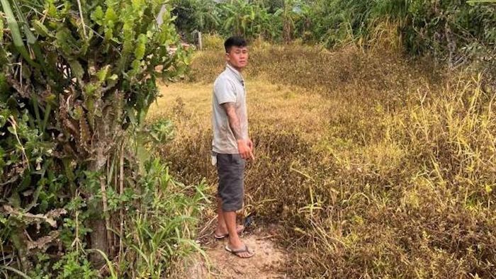 Đối tượng Nguyễn Trần Châu Tuấn xác định vị trí đã trộm con bò. (Ảnh: Công an Kon Tum)