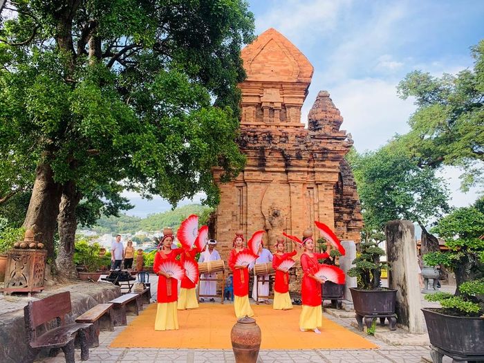 Vào cuối tháng 3 âm lịch hàng năm, khách du lịch có thể tham gia Lễ hội Tháp Bà Ponagar