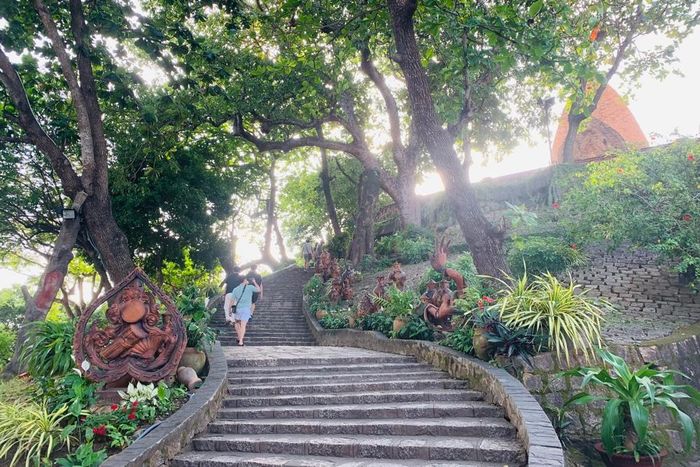 Để di chuyển lên khu vực đền tháp từ khu Mandapa, có 36 bậc cấp