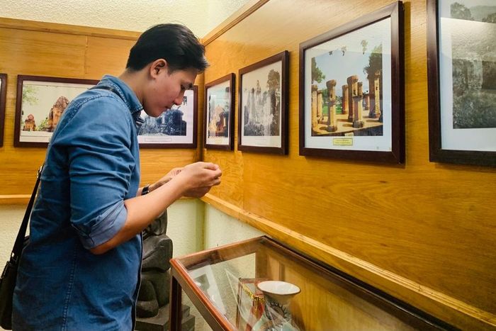 Phía sau các cụm tháp có phòng trưng bày các bức tranh, các hình tượng, phù điêu, hiện vật, linh vật được phục chế
