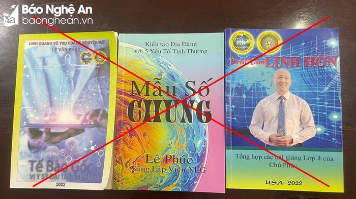 3 cuốn sách được nhóm Năng lượng gốc bán cho các học viên có giá gần 3 triệu đồng. Ảnh: P.V