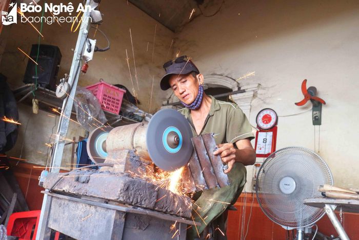 Ở xã Kim Liên, ngoài cụ Thức, một số người thợ khác như ông Nguyễn Văn Lương (xóm Sen 1), anh Võ Văn Hiếu (xóm Liên Sơn)... vẫn đang gắn bó với nghề rèn. Những người thợ trẻ bên cạnh sản xuất nông cụ truyền thống (dao, liềm, cuốc, xẻng...), họ còn chế tạo ra nhiều sản phẩm mới (cào lúa, cào rơm, khuôn cắt cây chuối...) đáp ứng yêu cầu thị hiếu của người dân, bán chạy hàng, đem lại thu nhập ổn định. Ảnh: Huy Thư