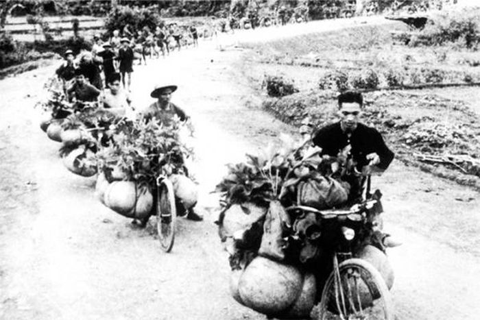 Dân công thồ hàng phục vụ chiến dịch Điện Biên Phủ-ảnh tư liệu.