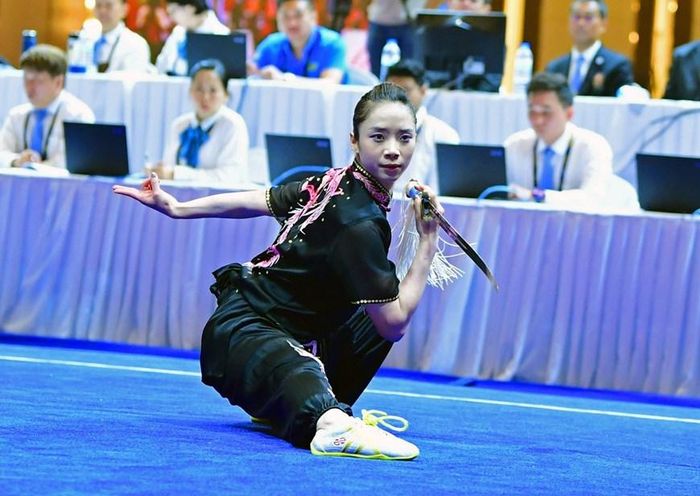 "Hoa khôi" Wushu của Việt Nam giành huy chương Vàng sau khi đạt điểm cao ở hai nội dung Thương thuật (9,606 điểm) và Kiếm thuật (9,623 điểm). (Ảnh: Hoàng Linh/TTXVN)